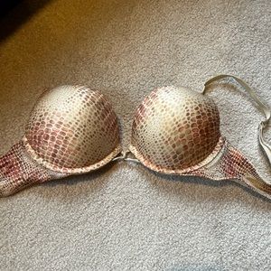 Victoria’s Secret Miraculous Plunge Snakeskin Push-up Bra Size 34B